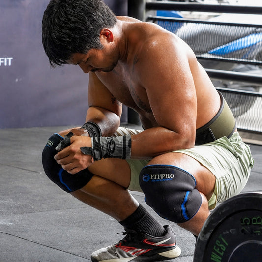 FitPro Knee Sleeve 8MM ออกแบบมาเพื่อช่วยพยุงข้อเข่า ลดแรงกดและเพิ่มความมั่นคงระหว่างการออกกำลังกาย ไม่ว่าจะเป็นเวทเทรนนิ่ง, CrossFit, Functional Training, Hyrox หรือการฝึกซ้อมทั่วไป