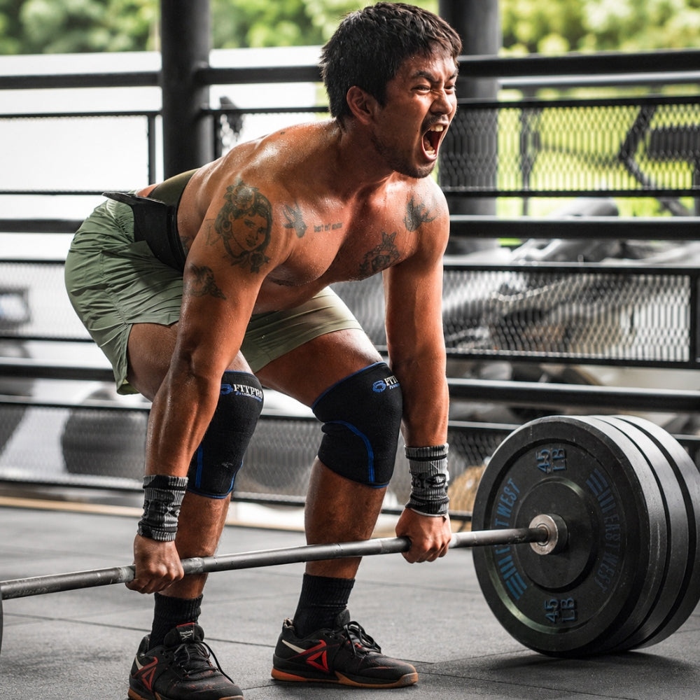 FitPro Knee Sleeve 8MM ออกแบบมาเพื่อช่วยพยุงข้อเข่า ลดแรงกดและเพิ่มความมั่นคงระหว่างการออกกำลังกาย ไม่ว่าจะเป็นเวทเทรนนิ่ง, CrossFit, Functional Training, Hyrox หรือการฝึกซ้อมทั่วไป