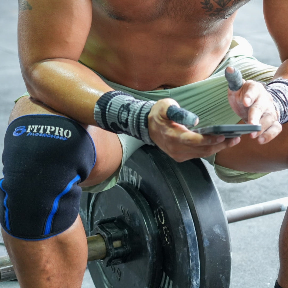 FitPro Knee Sleeve 8MM ออกแบบมาเพื่อช่วยพยุงข้อเข่า ลดแรงกดและเพิ่มความมั่นคงระหว่างการออกกำลังกาย ไม่ว่าจะเป็นเวทเทรนนิ่ง, CrossFit, Functional Training, Hyrox หรือการฝึกซ้อมทั่วไป
