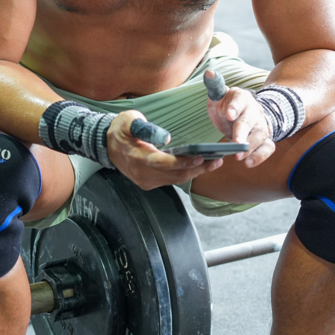 FITPRO Wrist Bands – ปลอกรัดข้อมือซับเหงื่อ (แพ็ค 2 ชิ้น) ซับเหงื่อได้ดี ช่วยลดเหงื่อไหลลงมือ เพิ่มความมั่นใจในการจับอุปกรณ์ เนื้อผ้านุ่ม สวมใส่สบาย ไม่ระคายเคืองผิว
